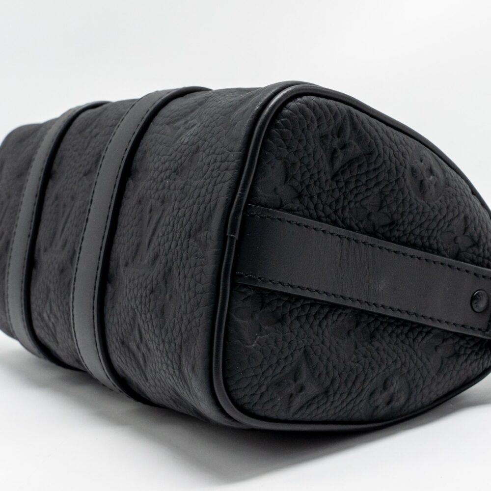 AAA Replica Louis Vuitton LV KEEPALL BANDOULIERE 25 MONOGRAM TAURILLON LEATHER BLACK WITH BLACK HARDWARE