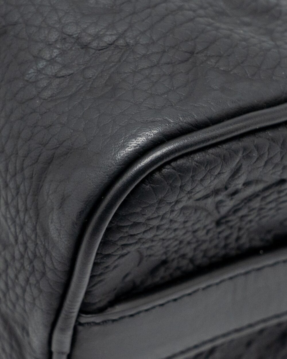 AAA Replica Louis Vuitton LV KEEPALL BANDOULIERE 25 MONOGRAM TAURILLON LEATHER BLACK WITH BLACK HARDWARE