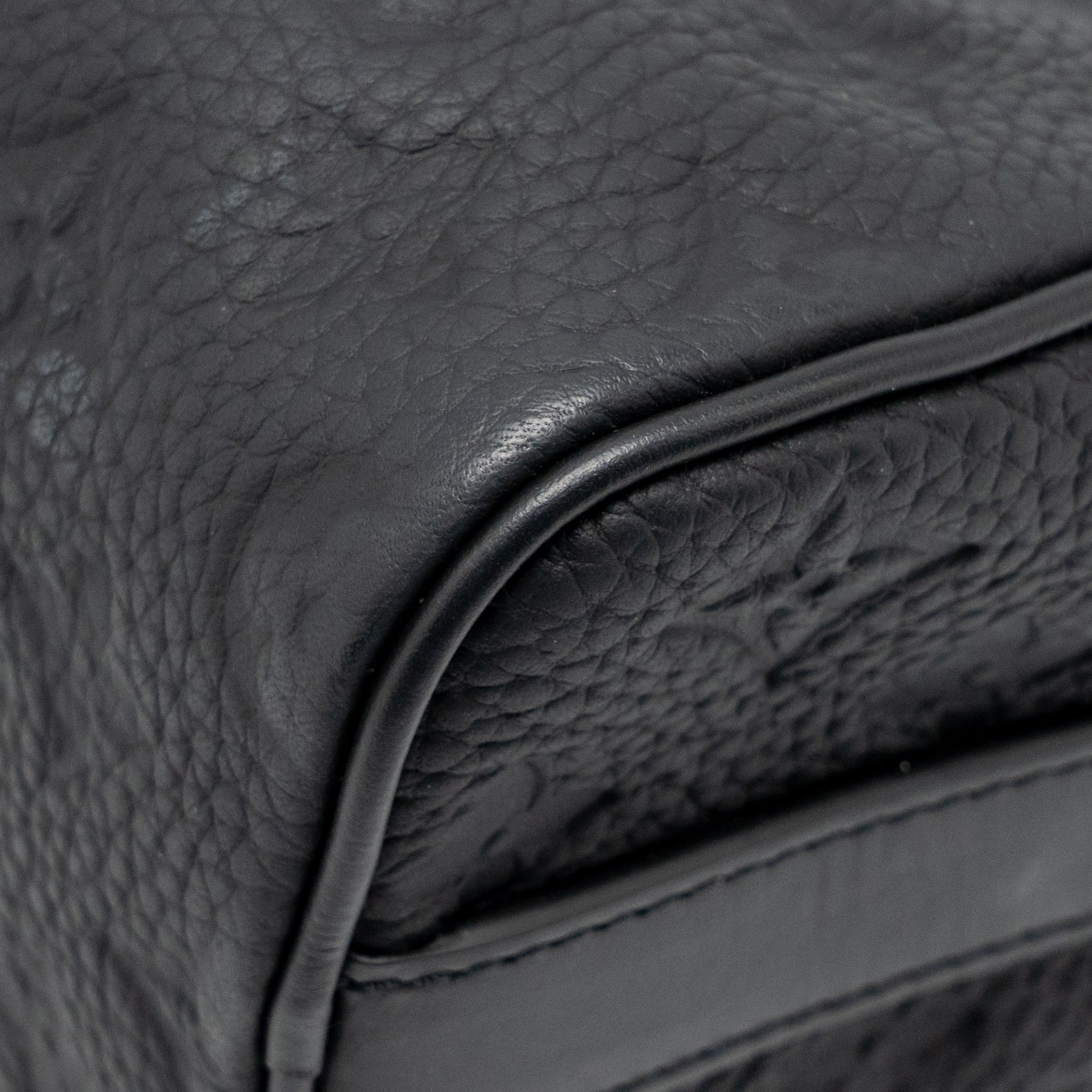 AAA Replica Louis Vuitton LV KEEPALL BANDOULIERE 25 MONOGRAM TAURILLON LEATHER BLACK WITH BLACK HARDWARE