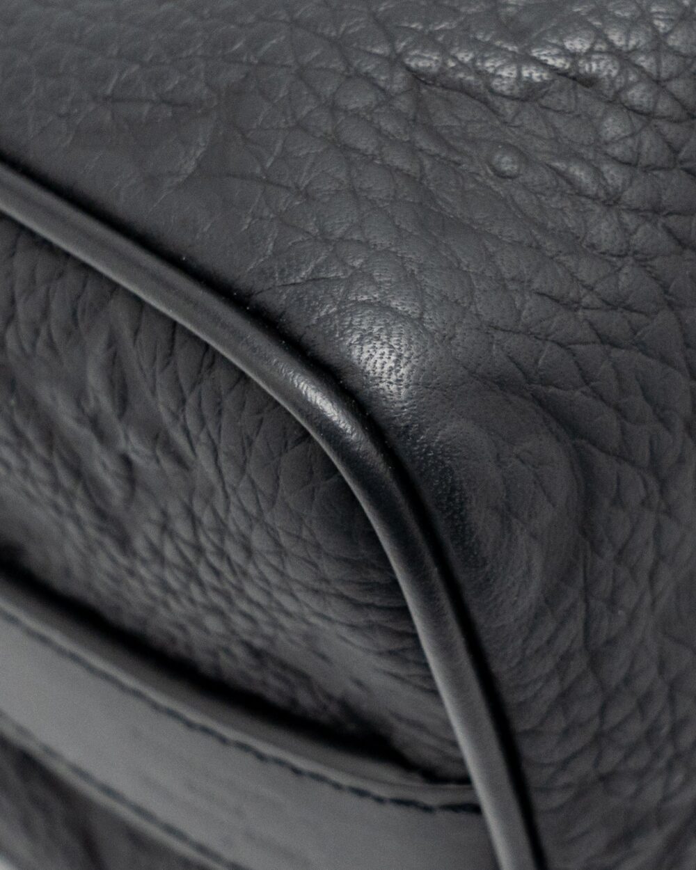 AAA Replica Louis Vuitton LV KEEPALL BANDOULIERE 25 MONOGRAM TAURILLON LEATHER BLACK WITH BLACK HARDWARE