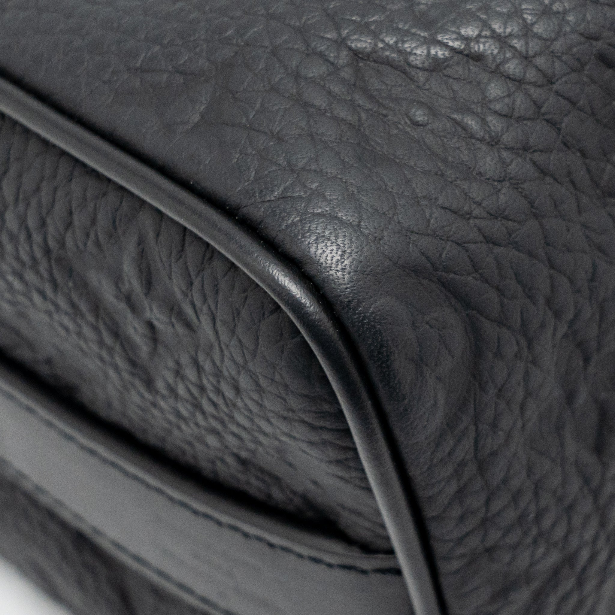 AAA Replica Louis Vuitton LV KEEPALL BANDOULIERE 25 MONOGRAM TAURILLON LEATHER BLACK WITH BLACK HARDWARE