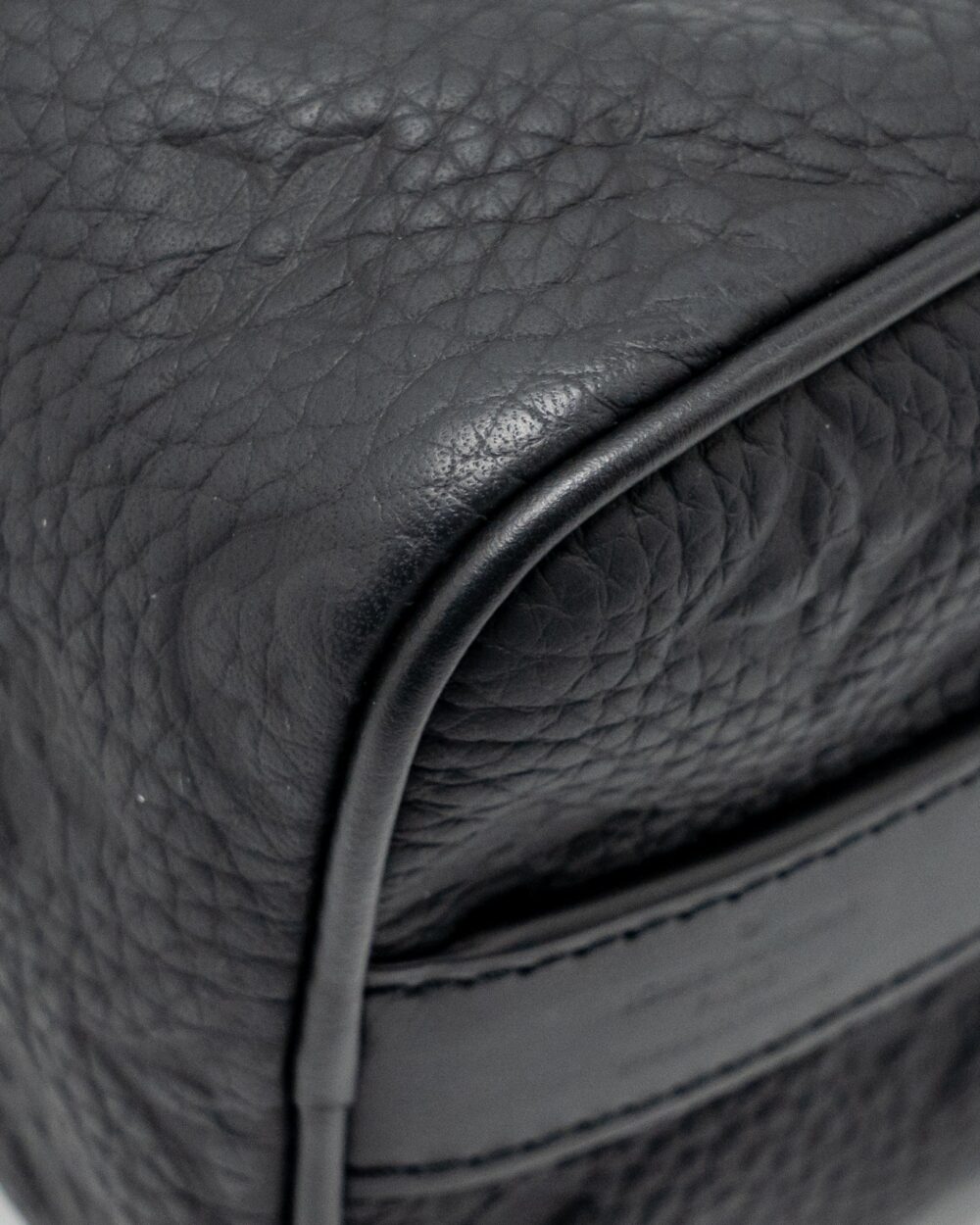 AAA Replica Louis Vuitton LV KEEPALL BANDOULIERE 25 MONOGRAM TAURILLON LEATHER BLACK WITH BLACK HARDWARE