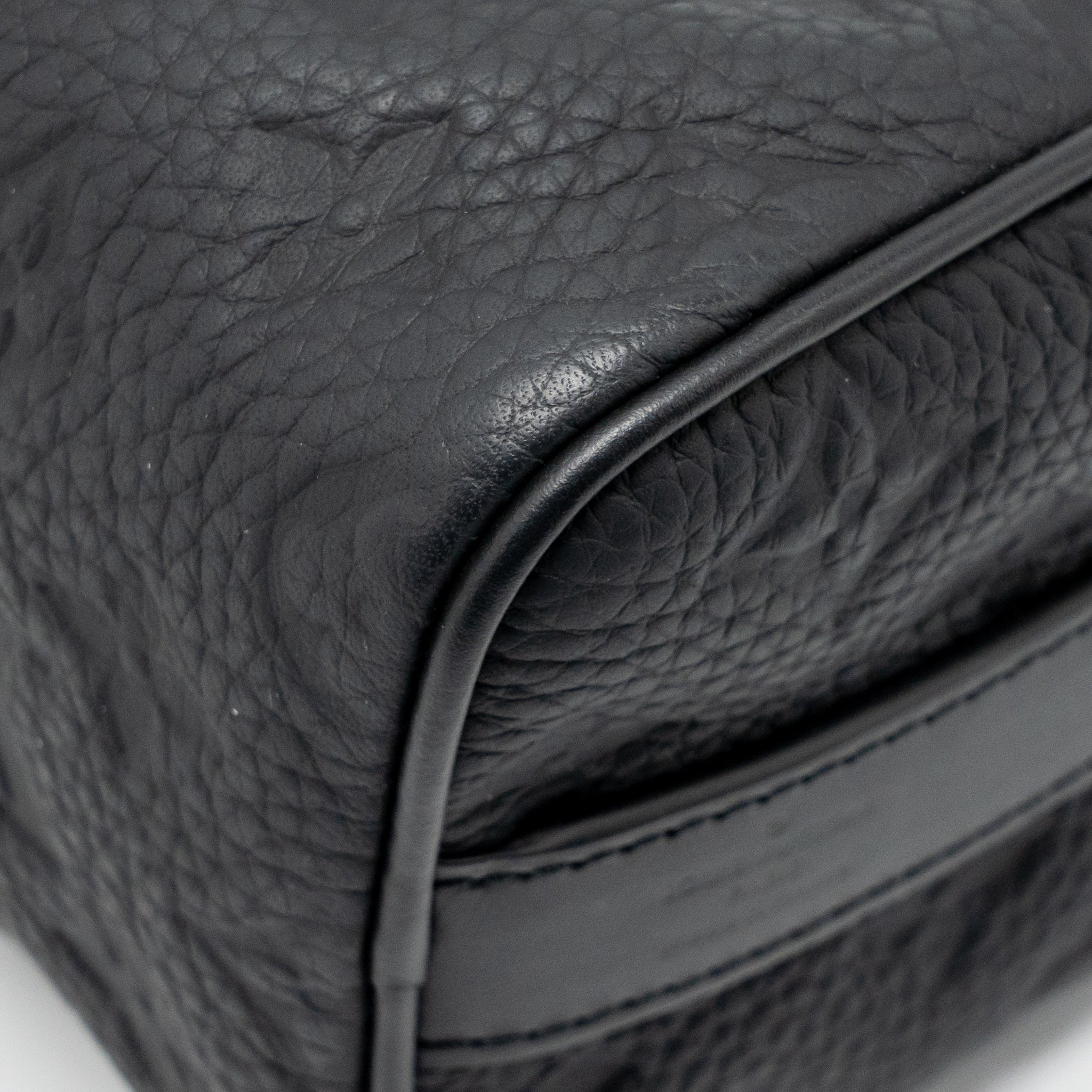 AAA Replica Louis Vuitton LV KEEPALL BANDOULIERE 25 MONOGRAM TAURILLON LEATHER BLACK WITH BLACK HARDWARE