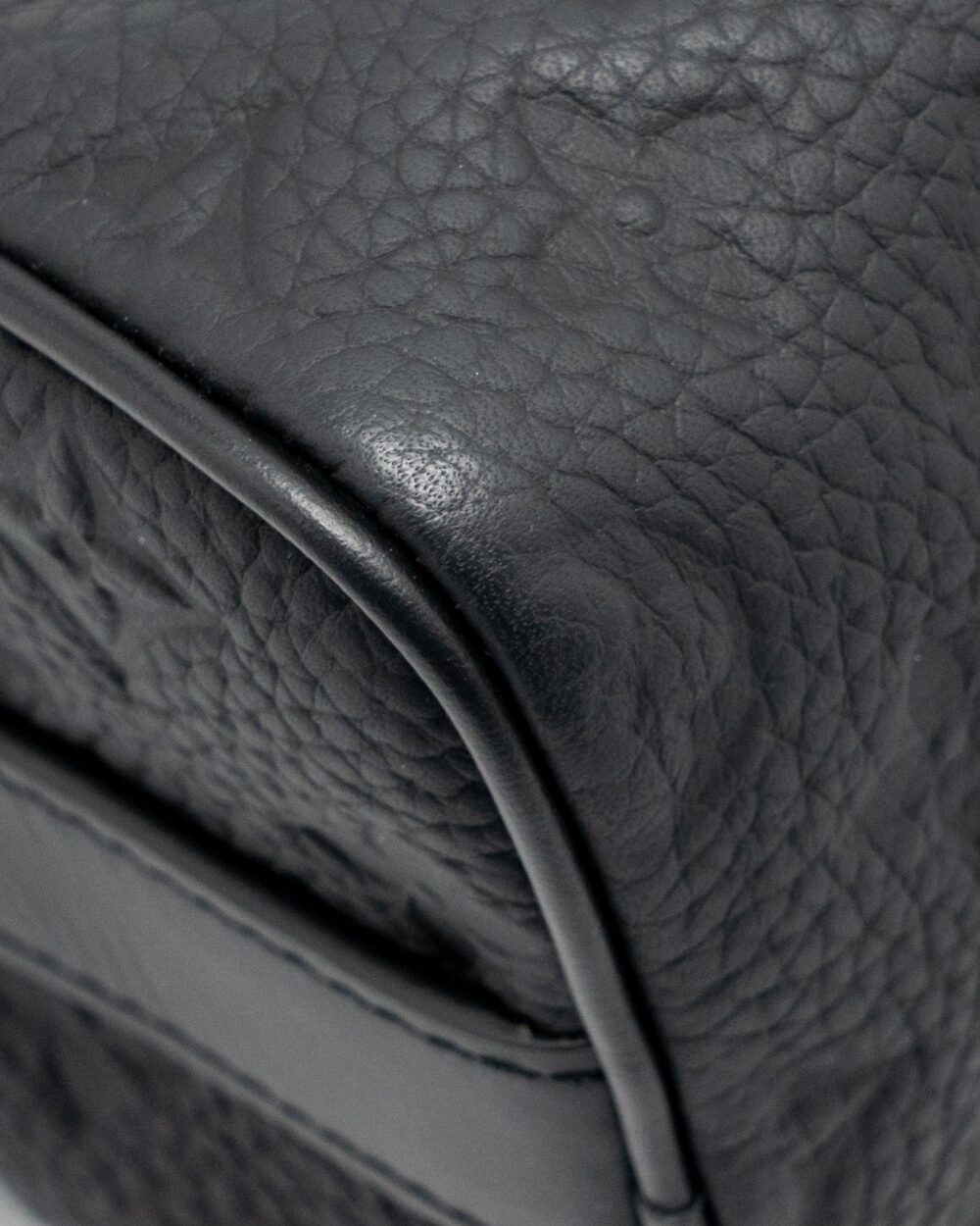 AAA Replica Louis Vuitton LV KEEPALL BANDOULIERE 25 MONOGRAM TAURILLON LEATHER BLACK WITH BLACK HARDWARE