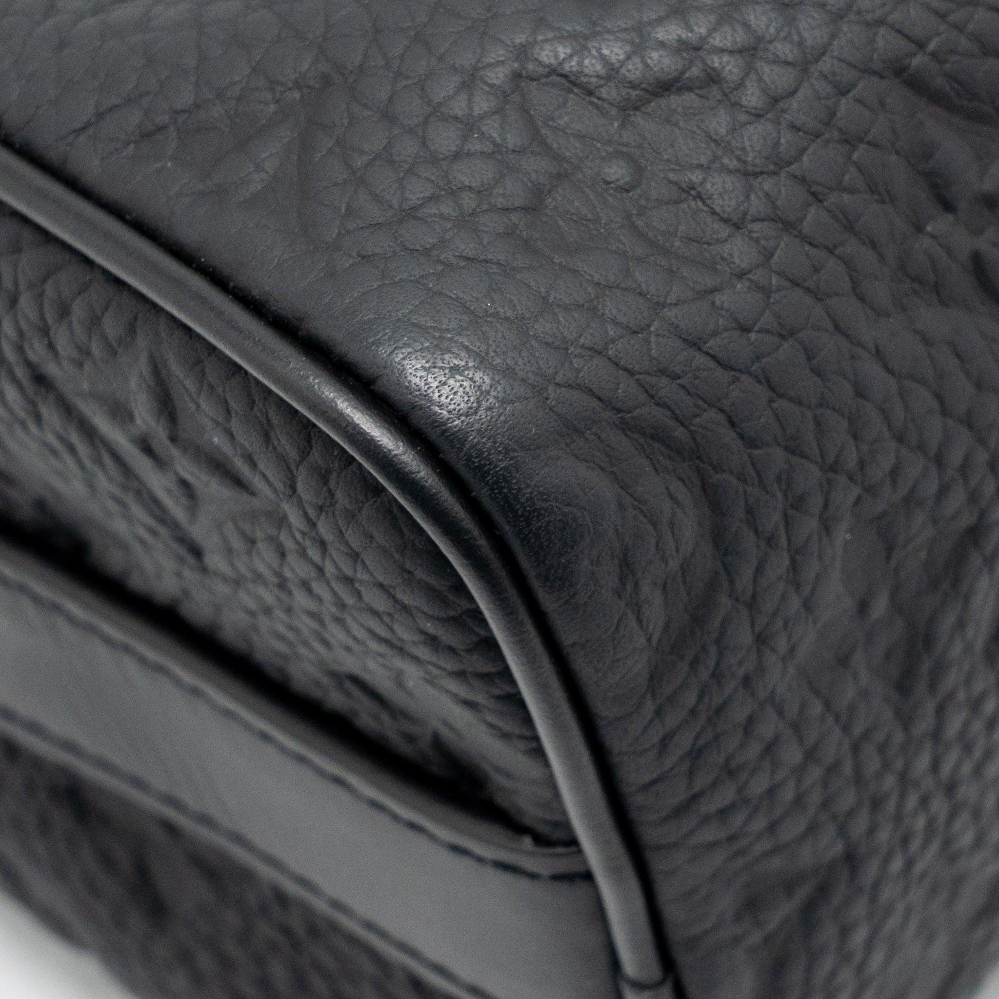 AAA Replica Louis Vuitton LV KEEPALL BANDOULIERE 25 MONOGRAM TAURILLON LEATHER BLACK WITH BLACK HARDWARE