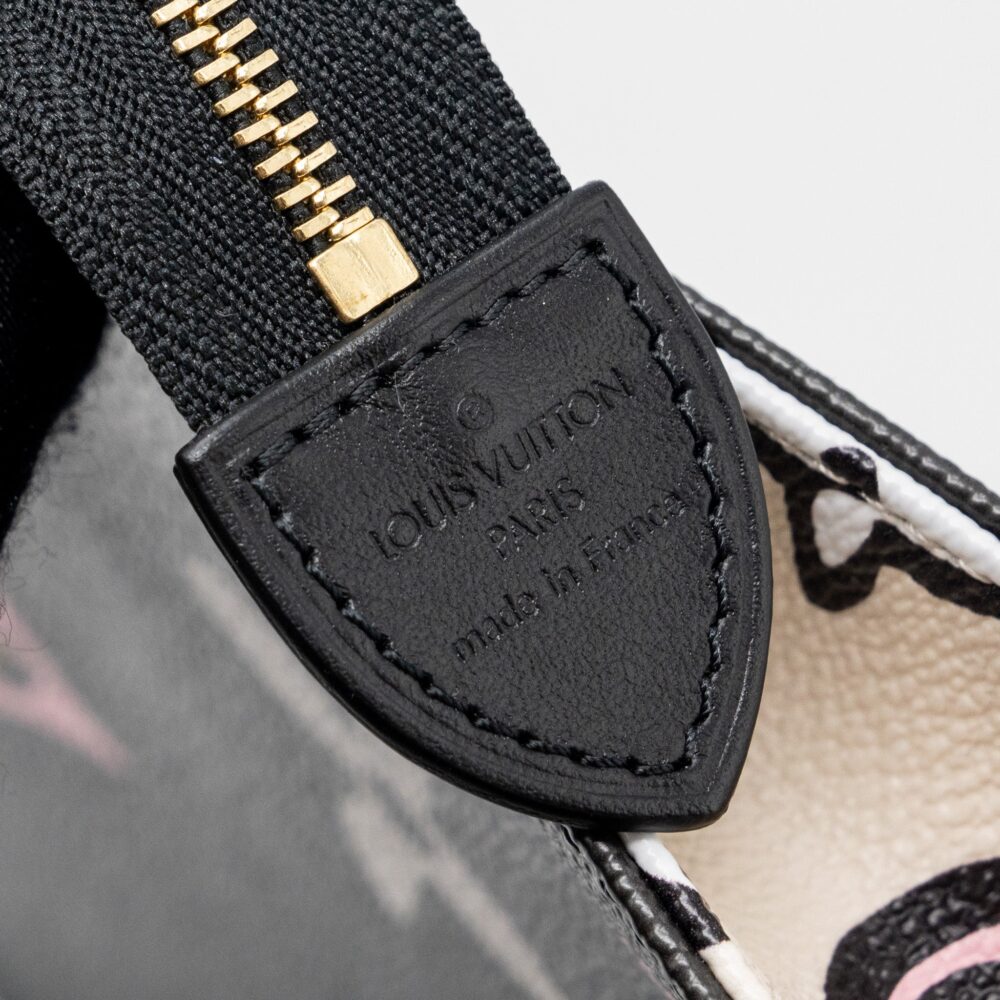 AAA Replica Louis Vuitton LV WILD AT HEART TOILETRY POCHETTE CANVAS BLACK / WHITE/ PINK GHW