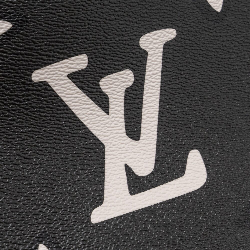 AAA Replica Louis Vuitton LV WILD AT HEART TOILETRY POCHETTE CANVAS BLACK / WHITE/ PINK GHW