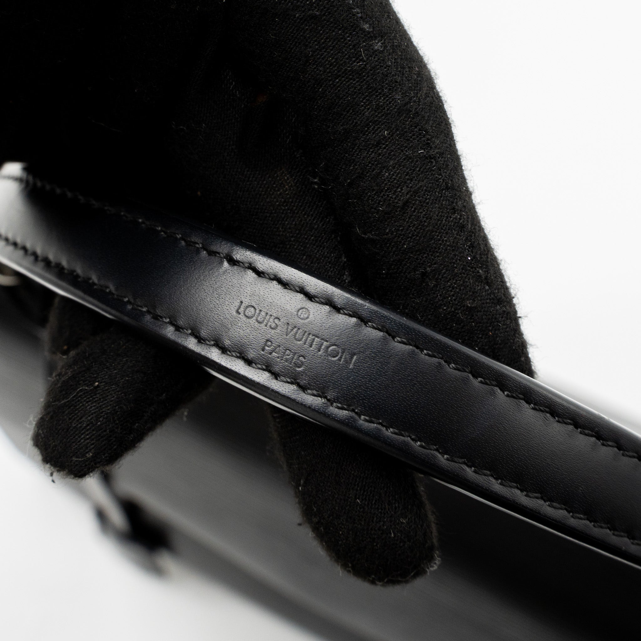 AAA Replica Louis Vuitton LV CLUNY MM EPI BLACK SHW