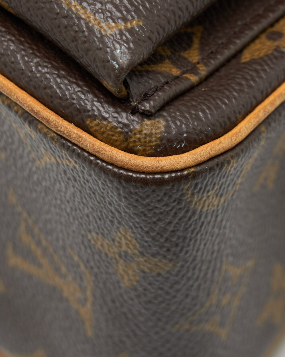 AAA Replica Louis Vuitton LV VINTAGE MONOGRAM SHOULDER BAG GHW