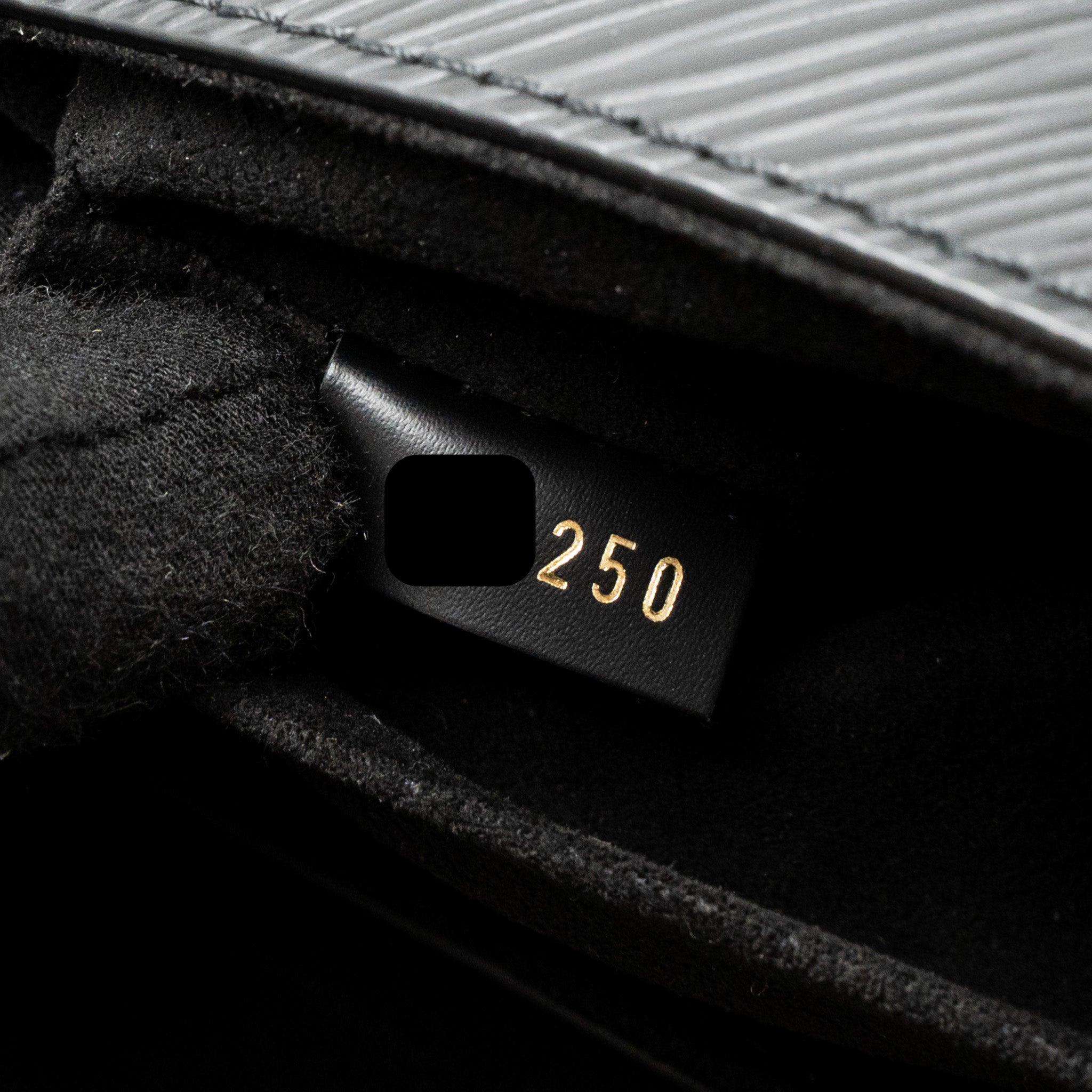 AAA Replica Louis Vuitton LV TWIST MM EPI BLACK GHW