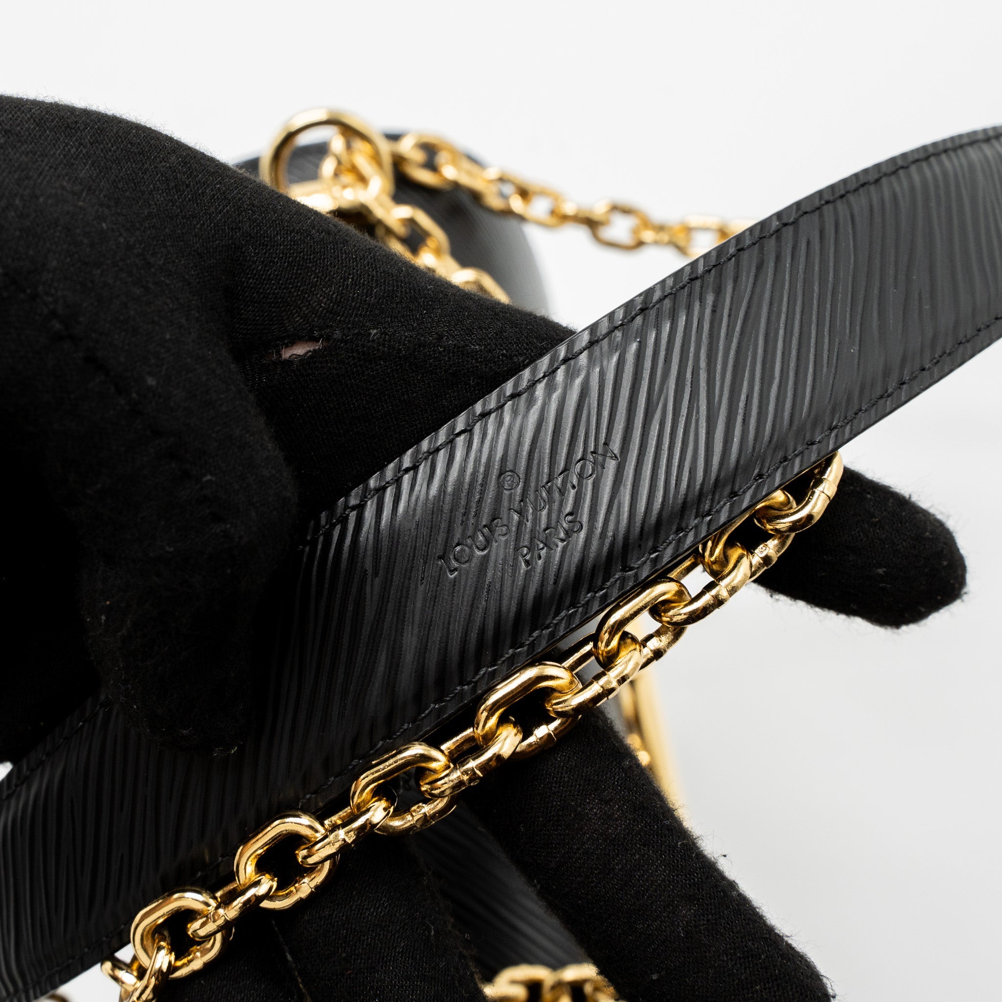 AAA Replica Louis Vuitton LV TWIST MM EPI BLACK GHW