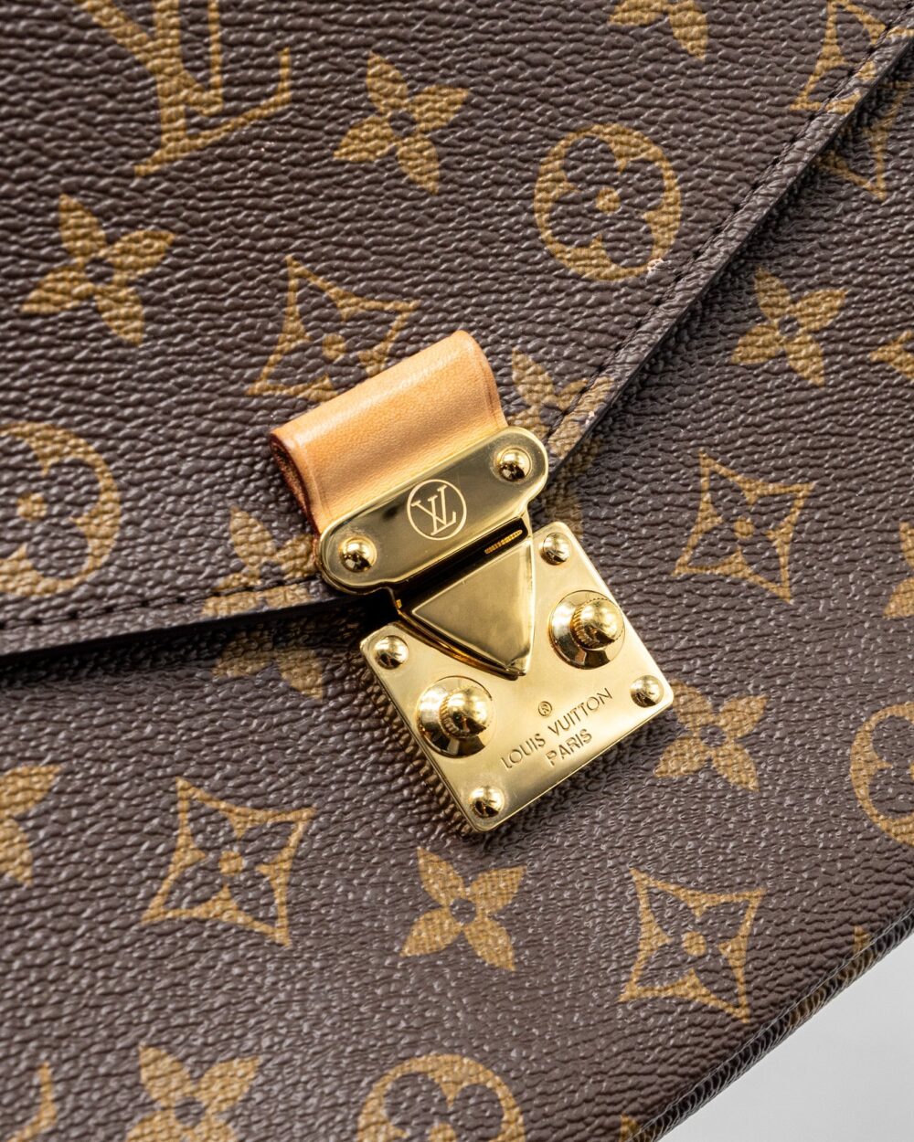 AAA Replica Louis Vuitton LV POCHETTE METIS MONOGRAM CANVAS GHW