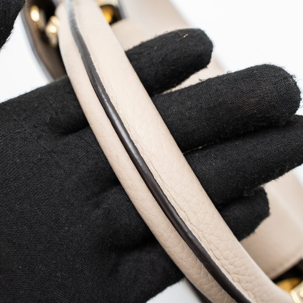 AAA Replica Louis Vuitton LV CAPUCINES MM TAURILLON LIGHT GREY GHW
