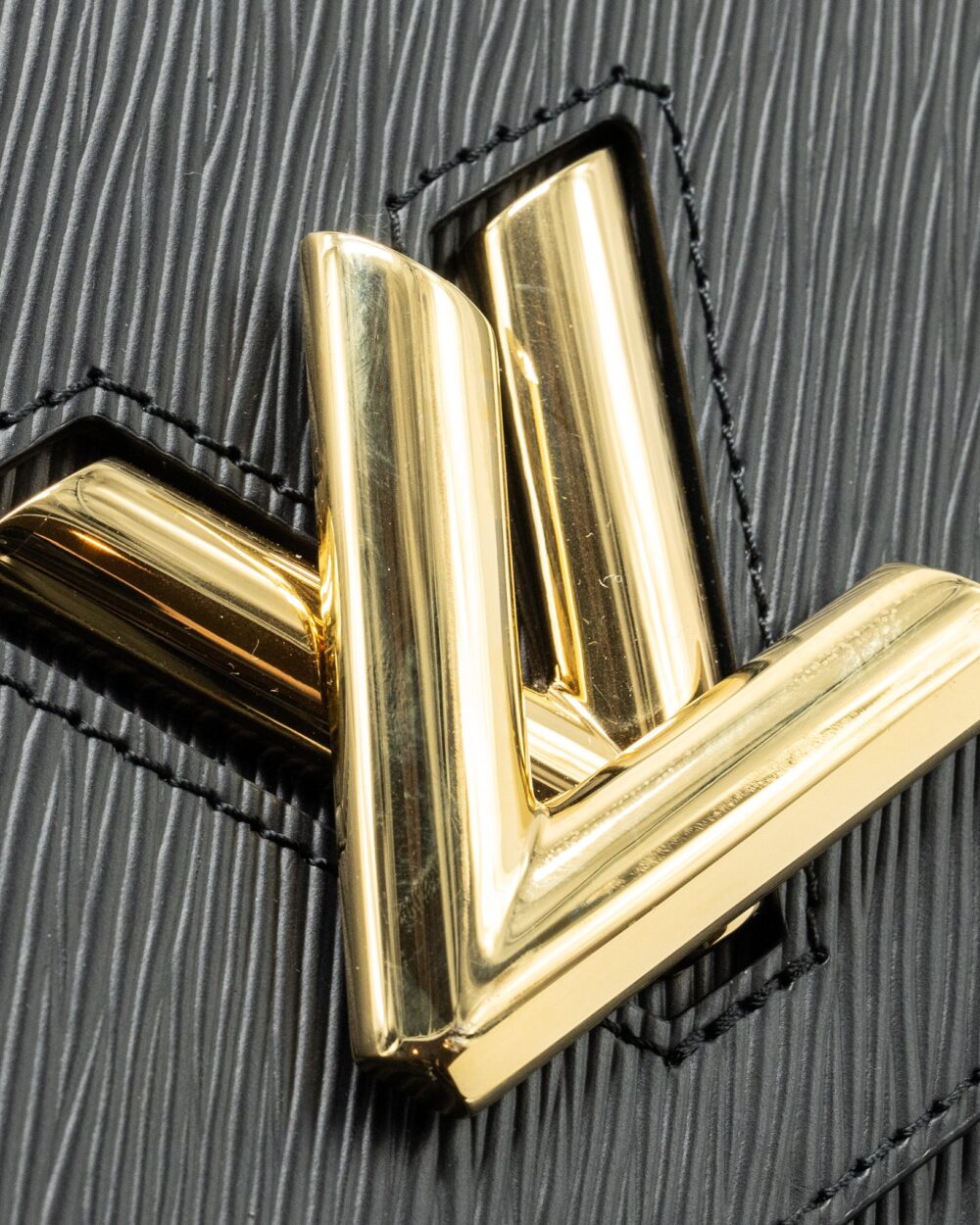 AAA Replica Louis Vuitton LV TWIST MM EPI BLACK GHW