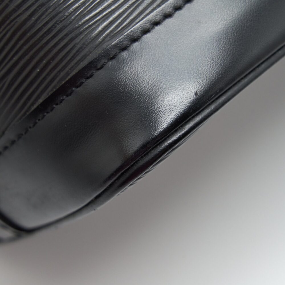 AAA Replica Louis Vuitton LV ALMA BAG EPI BLACK GHW