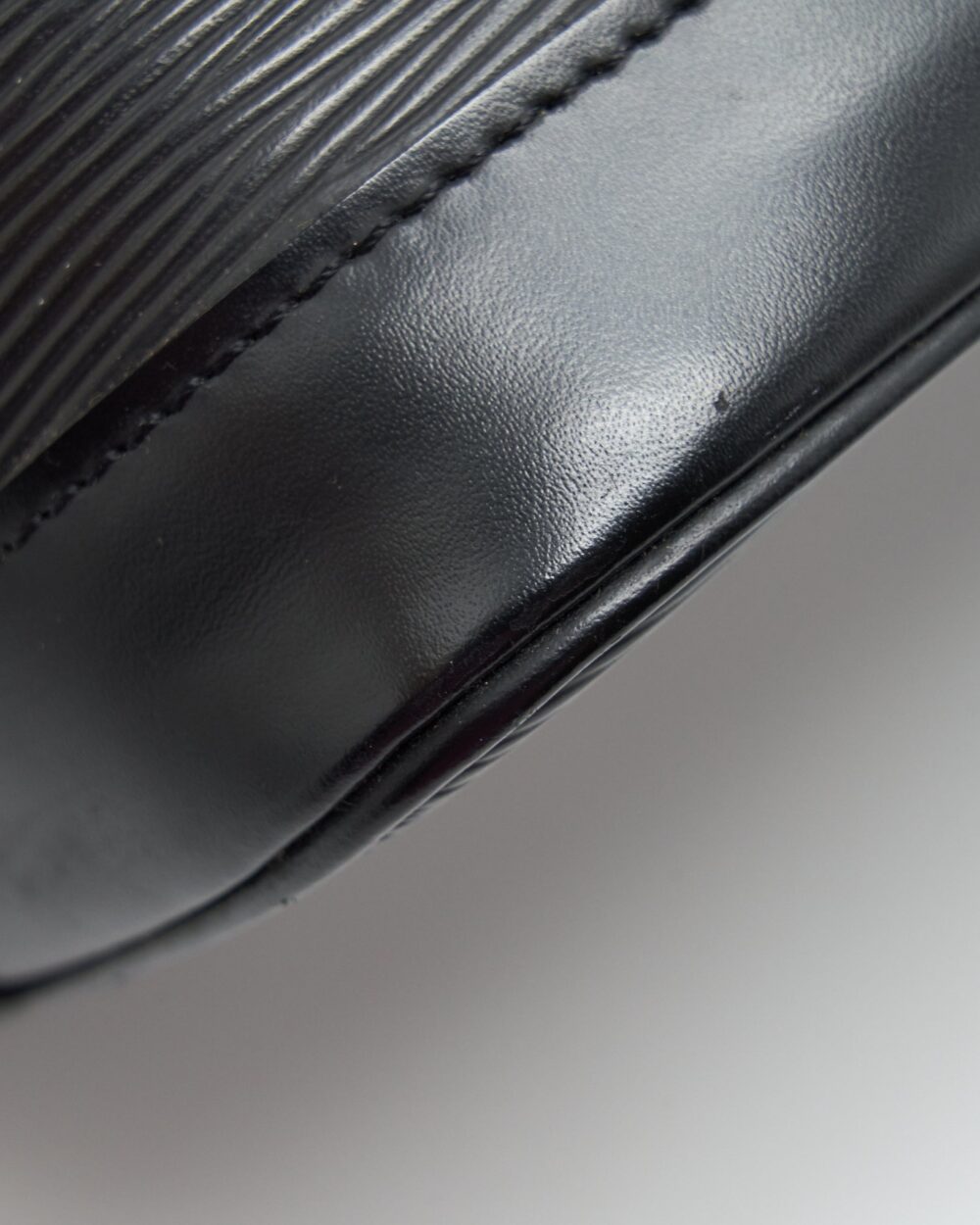 AAA Replica Louis Vuitton LV ALMA BAG EPI BLACK GHW