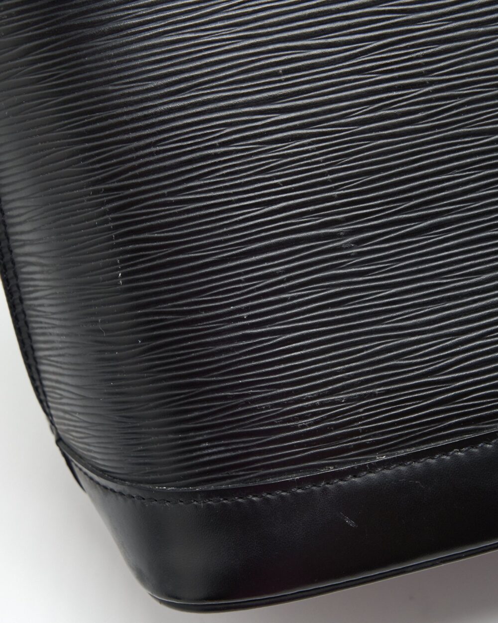 AAA Replica Louis Vuitton LV ALMA BAG EPI BLACK GHW