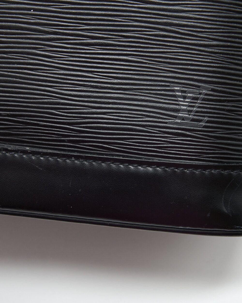 AAA Replica Louis Vuitton LV ALMA BAG EPI BLACK GHW