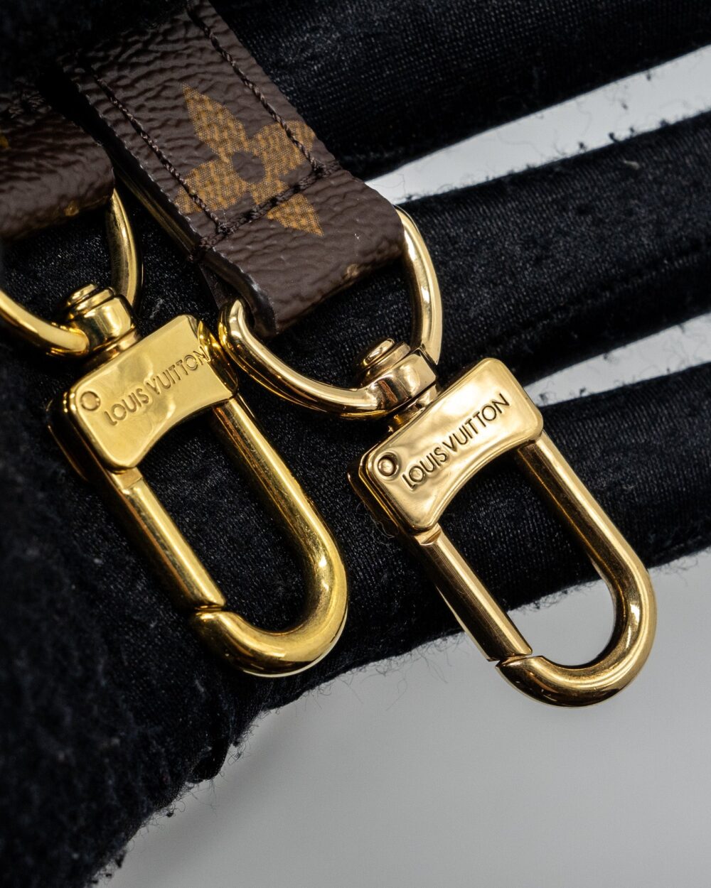 AAA Replica Louis Vuitton LV POCHETTE MÉTIS MONOGRAM CANVAS GHW