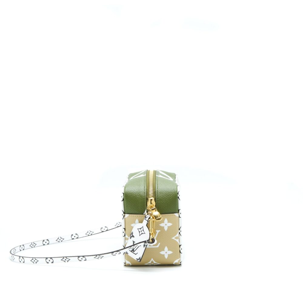 AAA Replica Louis Vuitton LV PVC GIANT BEACH POUCH MULTICOLOUR WITH AN EXTRA STRAP