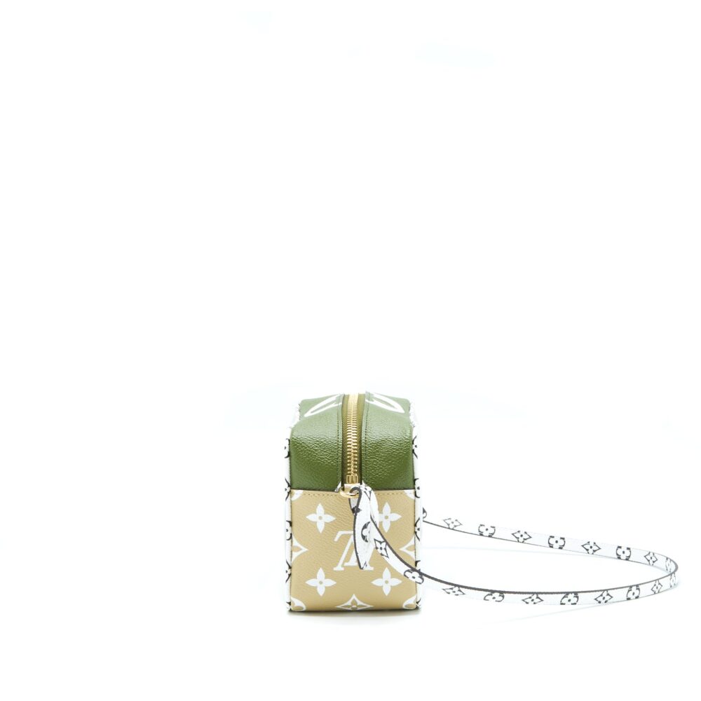 AAA Replica Louis Vuitton LV PVC GIANT BEACH POUCH MULTICOLOUR WITH AN EXTRA STRAP