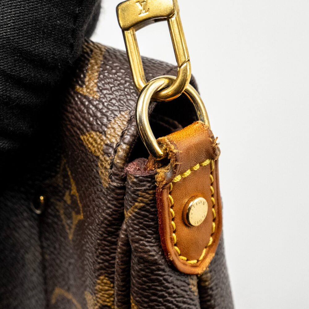 AAA Replica Louis Vuitton LV FAVOURITE PM MONOGRAM CANVAS GHW
