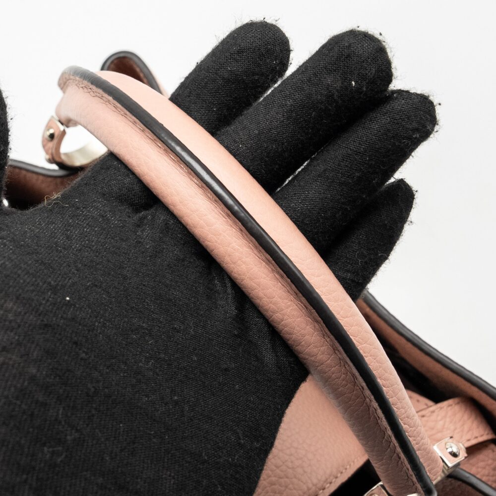 AAA Replica Louis Vuitton LV CAPUCINES MM TAURILLON PINK SHW