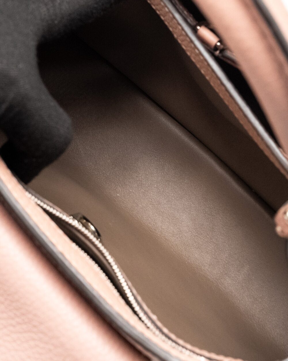 AAA Replica Louis Vuitton LV CAPUCINES MM TAURILLON PINK SHW 