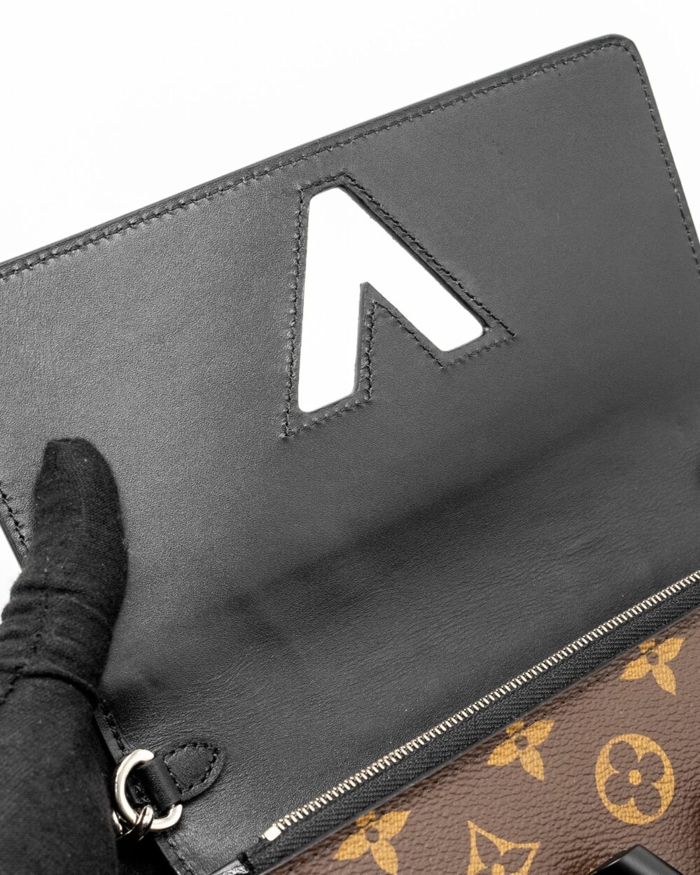 AAA Replica Louis Vuitton LV WILD AT HEART TWIST WALLET ON CHAIN CALFSKIN/MONOGRAM CANVAS MULTICOLOLUR BLACK/SLIVER HARDWARE